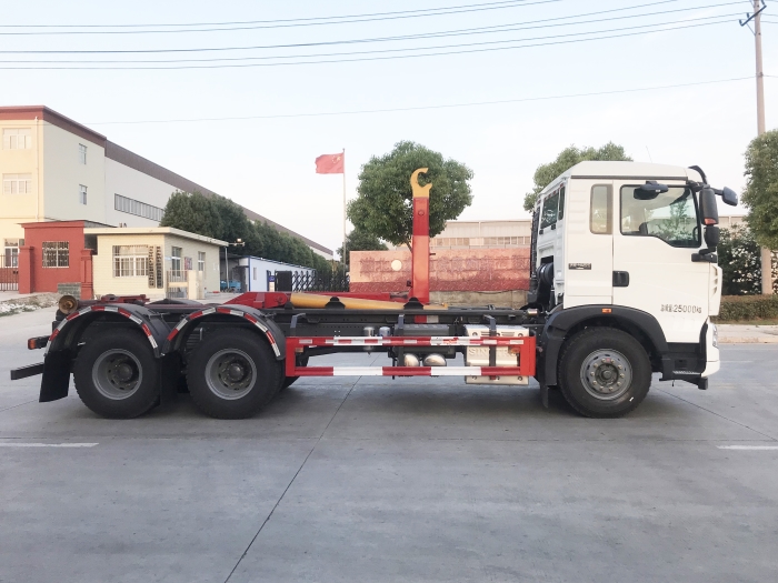 重汽豪沃勾臂式垃圾車(chē)