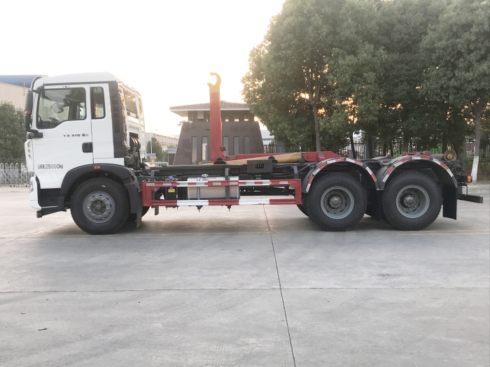 重汽豪沃勾臂式垃圾車(chē)