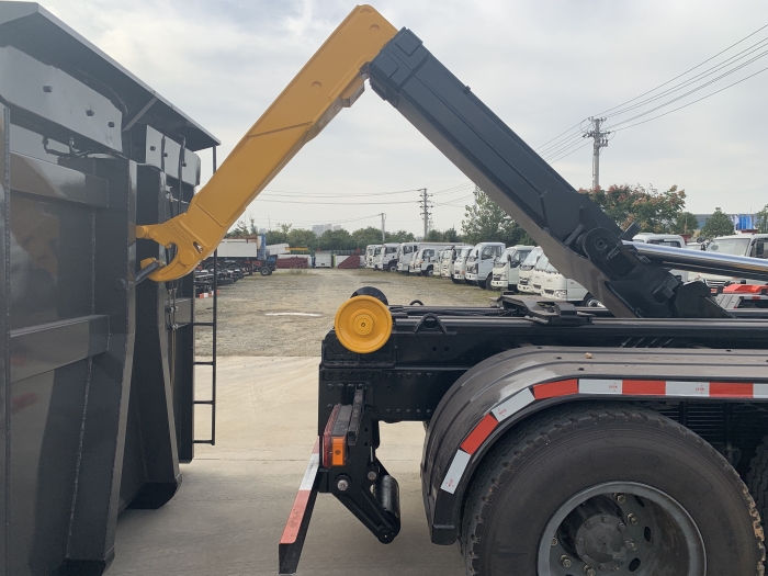 重汽前四后八勾臂式垃圾車(chē)