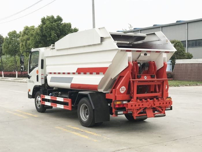 大運(yùn)8立方后掛桶式垃圾車(chē)